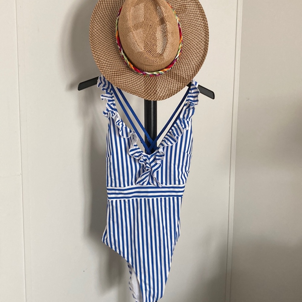 Stripped front ruffles swimsuit.